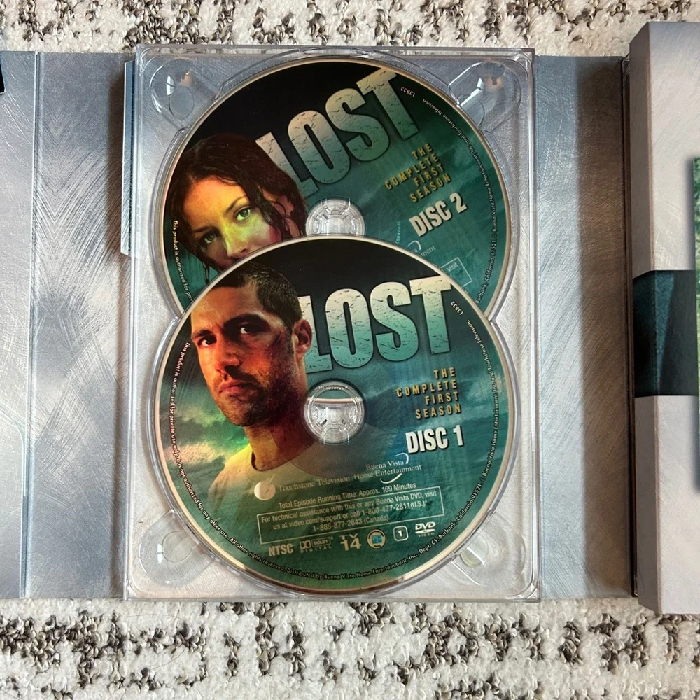 Lost: The Complete First Season 7-Disc DVD Box Set - Picture 4 of 12